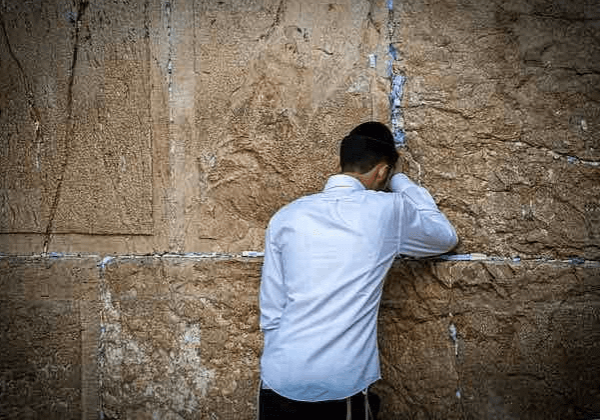 pray at wall